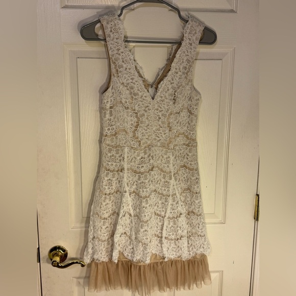 Trixxi Clothing Company Lace White and Cream Sleeveless Dress Size Medium - Picture 1 of 6